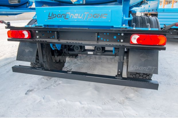 Заднее защитное устройство