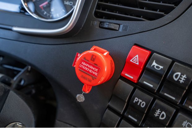 Кнопка аварийного отключения массы 