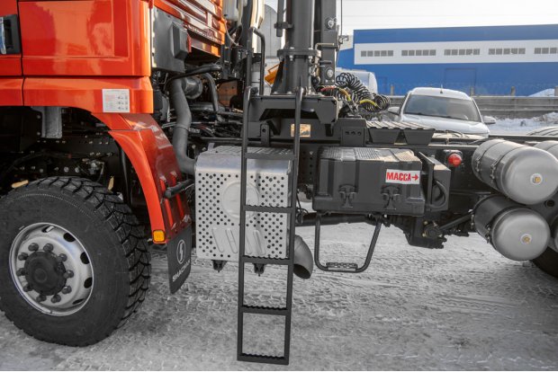 Лестница с площадкой обслуживания