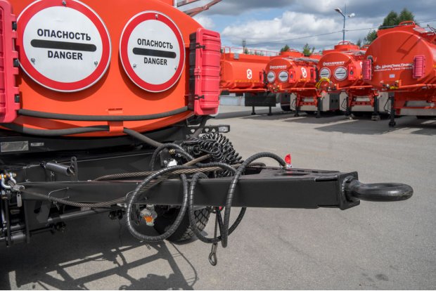 Разъемы для соединения электросистемы и пневмосистемы прицепа и тягача