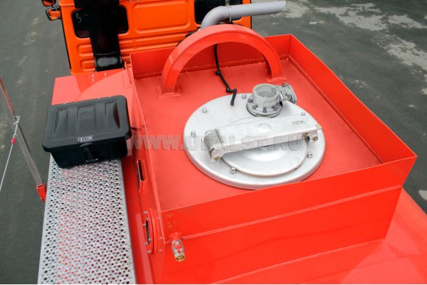 Заливная горловина цистерны