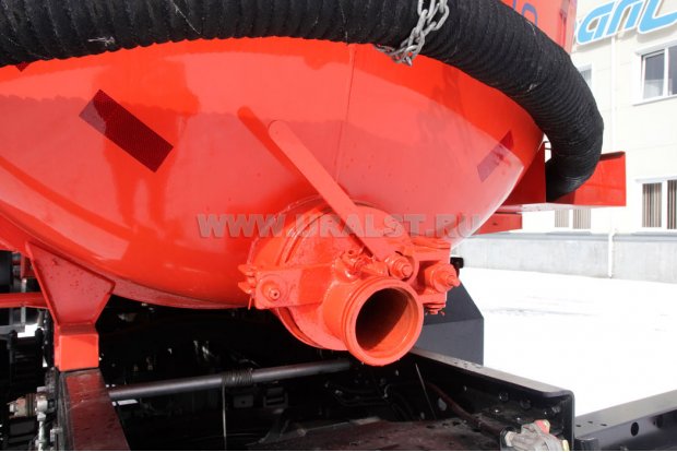 Сливной узел емкости