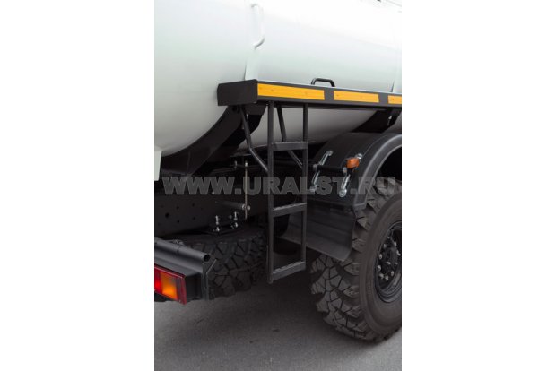 Лестница для подъема на площадку обслуживания горловины