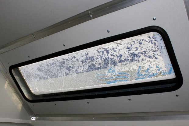 Окно на скосе фургона