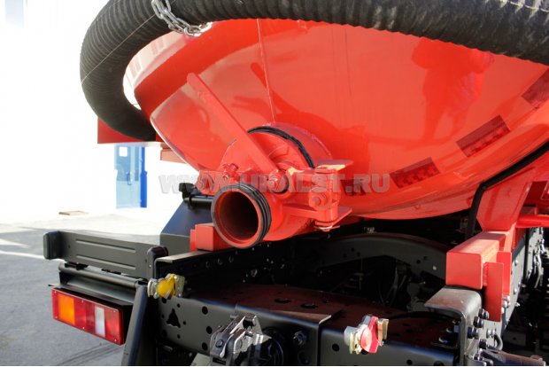 Сливной узел емкости нефтепромысловой машины