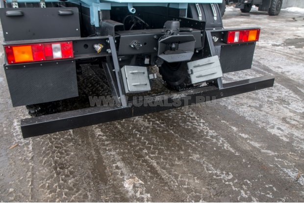 Заднее защитное устройство