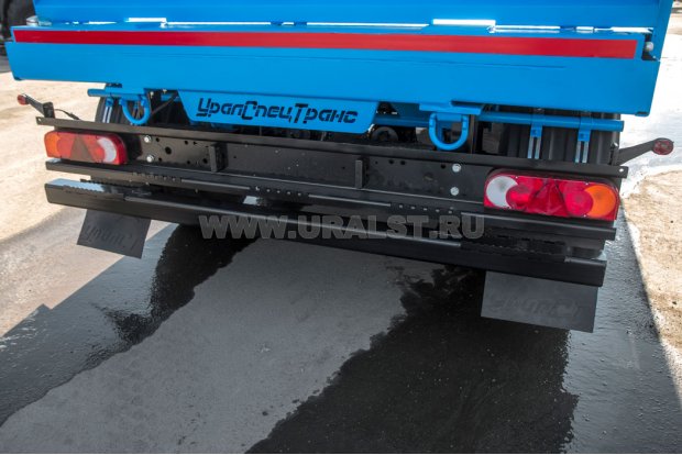 Заднее защитное устройство