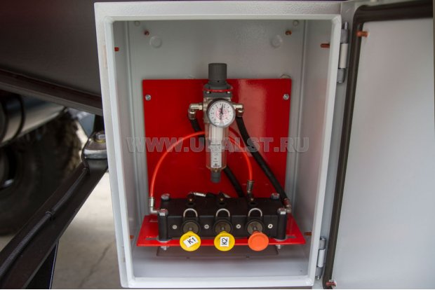 Блок пневмоуправления донными клапанами, манометр