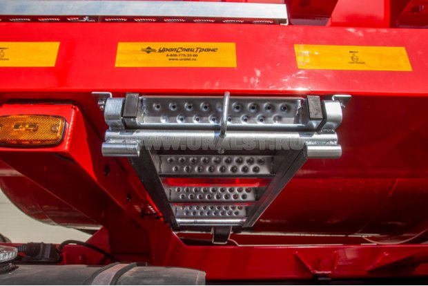 Выдвижная лестница в транспортном положении