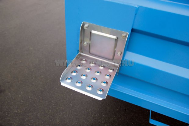 Ступенька для подъема на бортовую платформу