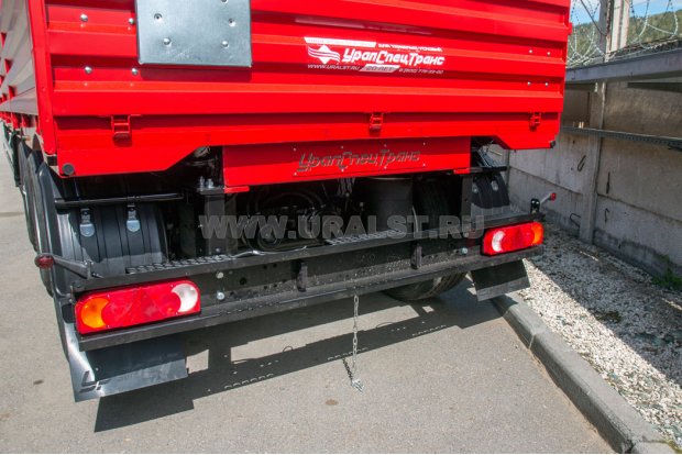 Заднее защитное устройство