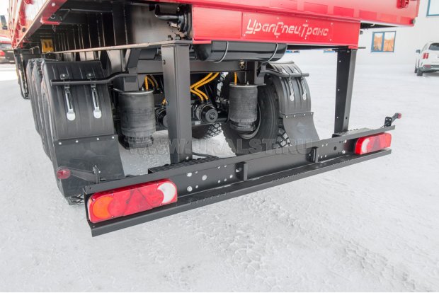 Заднее защитное устройство