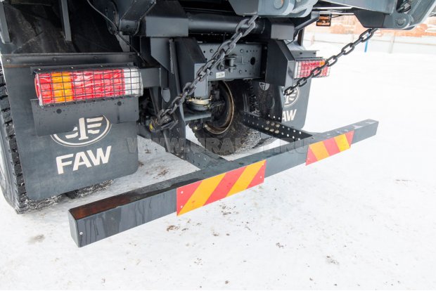 Заднее защитное устройство