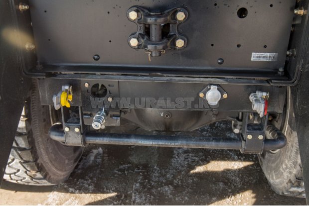 Буксировочная петля на задней поперечине;  7-ми контактная розетка, гидравлический и пневматические выводы 