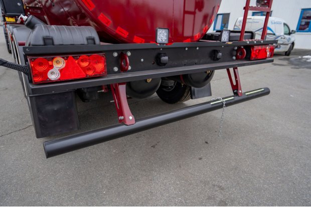 Заднее защитное устройство