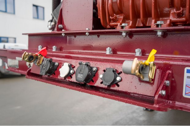 Разъемы для соединения электросистемы и пневмосистемы прицепа и тягача