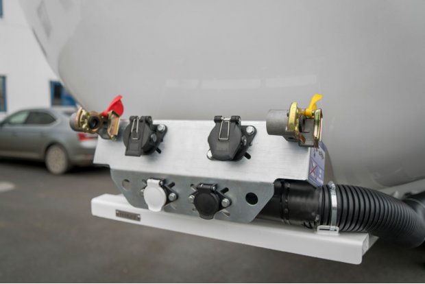 Разъемы для соединения электросистемы и пневмосистемы полуприцепа и тягача