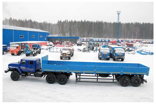 Седельный тягач Урал и полуприцеп бортовой