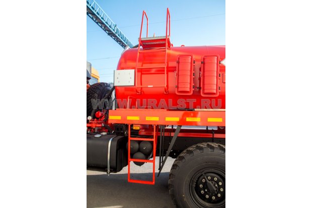 Лестница на площадку обслуживания