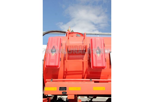 Лестница для обслуживания заливной горловины цистерны