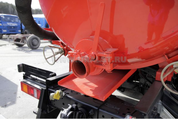 Заборный/сливной узел емкости