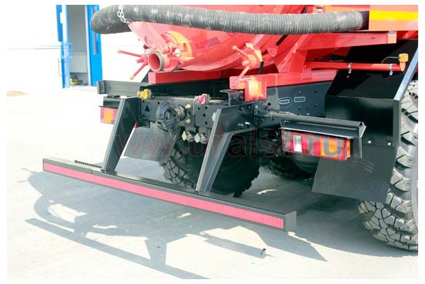 Сливной узел емкости. Противоподкатный брус