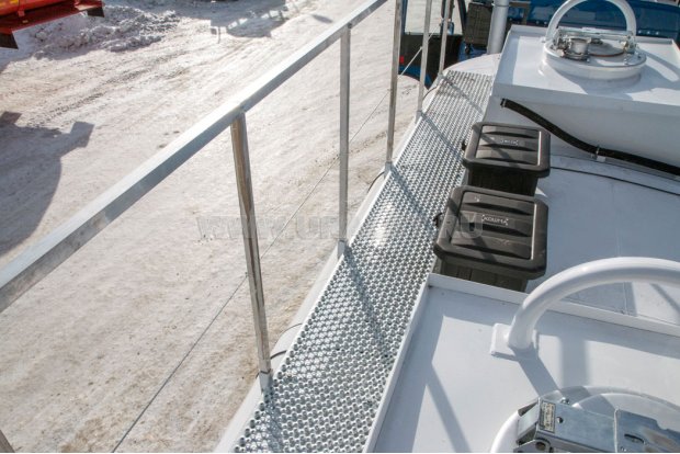 Площадка обслуживания с поручнем