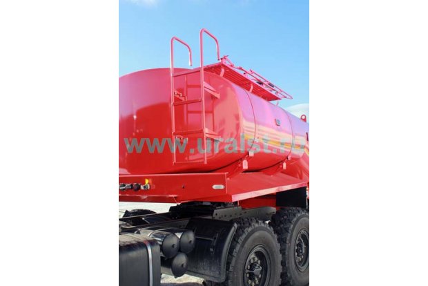 Лестница на площадку обслуживания цистерны для нефти