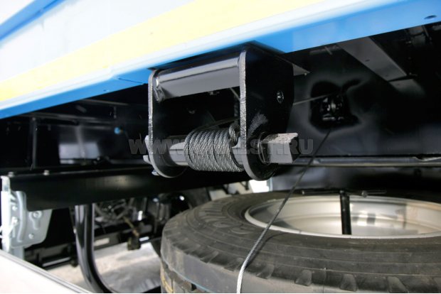 Механическая лебедка подъема и фиксации запасного колеса