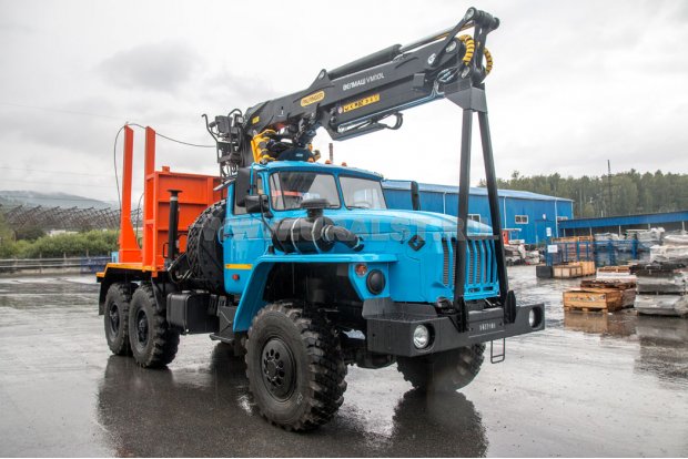 Лесовозный тягач Урал-М с ГМ VM10L