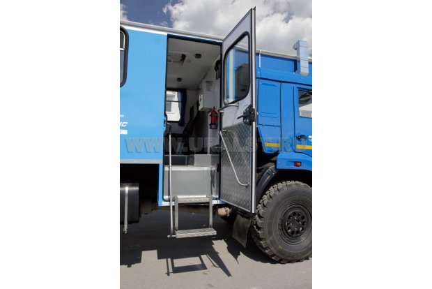 Откидная двухступенчатая пассажирская лестница