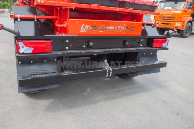 Заднее защитное устройство