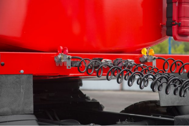 Разъемы для соединения электросистемы и пневмосистемы полуприцепа и тягача