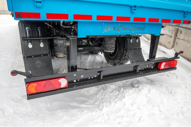 Заднее защитное устройство