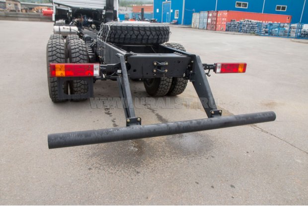 Заднее защитное устройство