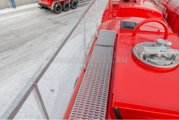 Площадка обслуживания люка цистерны