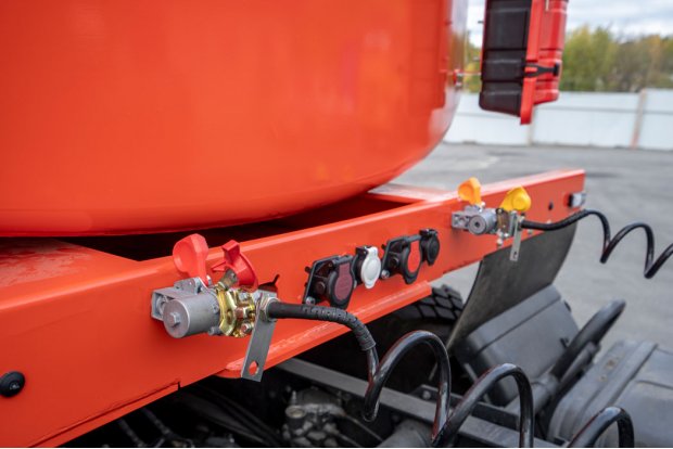 Разъемы для соединения электросистемы и пневмосистемы полуприцепа и тягача