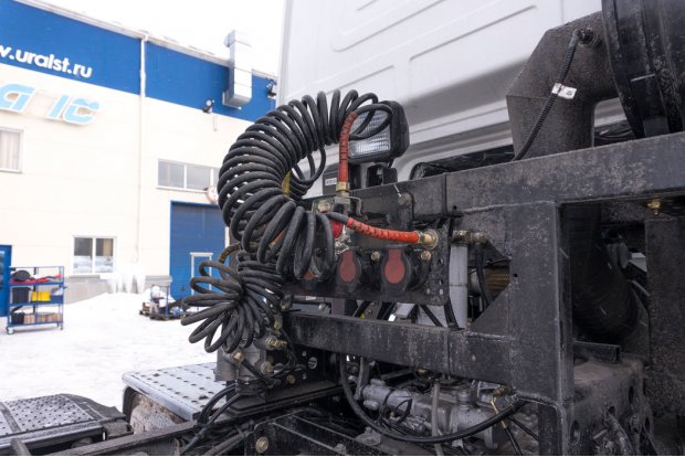 Установка электро-пневмовыводов для подключения полуприцепа