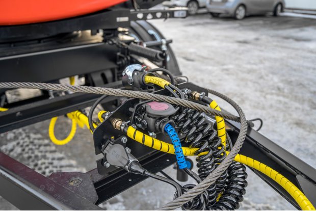 Разъемы для соединения электросистемы и пневмосистемы прицепа и тягача