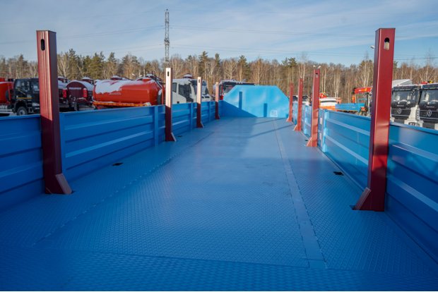 Бортовая площадка с потайными петлями для увязки груза