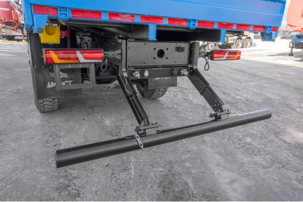 Заднее защитное устройство