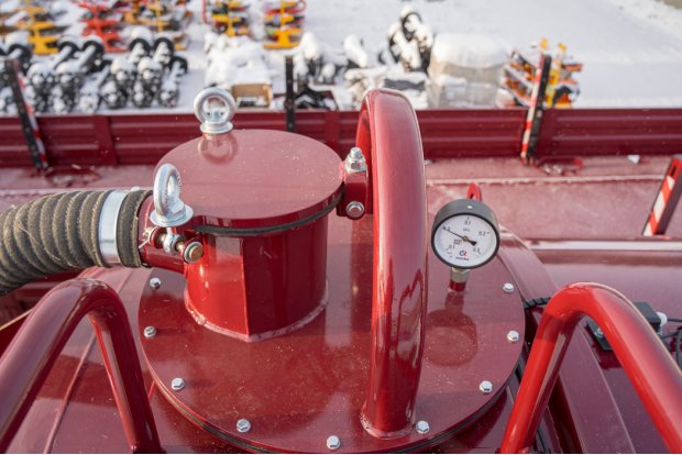 Крышка ревизионного люка с заливной горловиной