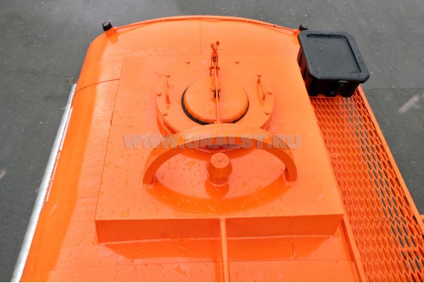 Заливная горловина цистерны