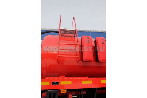 Лестница для обслуживания заливной горловины цистерны