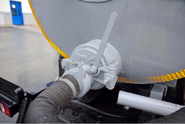 Сливной узел емкости