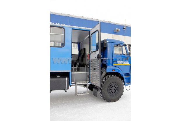 Входная группа вахтового автобуса