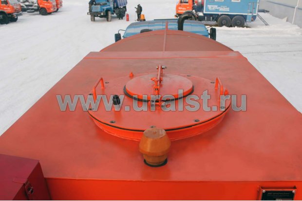 Заливная горловина контейнер-цистерны