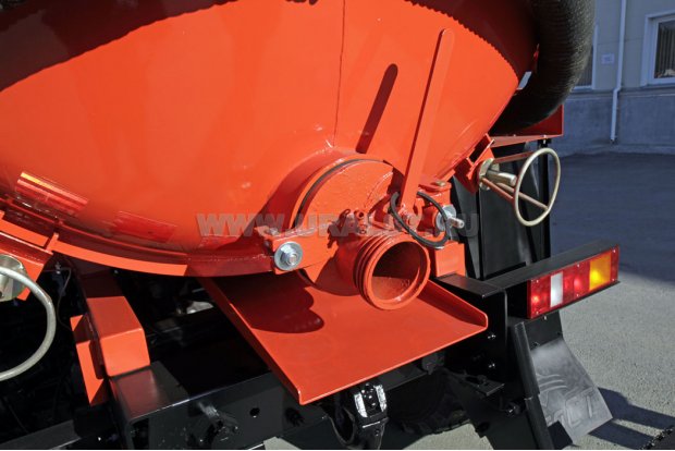 Заборный/сливной узел емкости