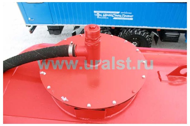 Заливная горловина цистерны