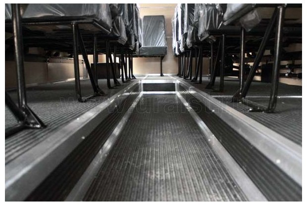 Обниженный ценральный проход вахтового автобуса Урал